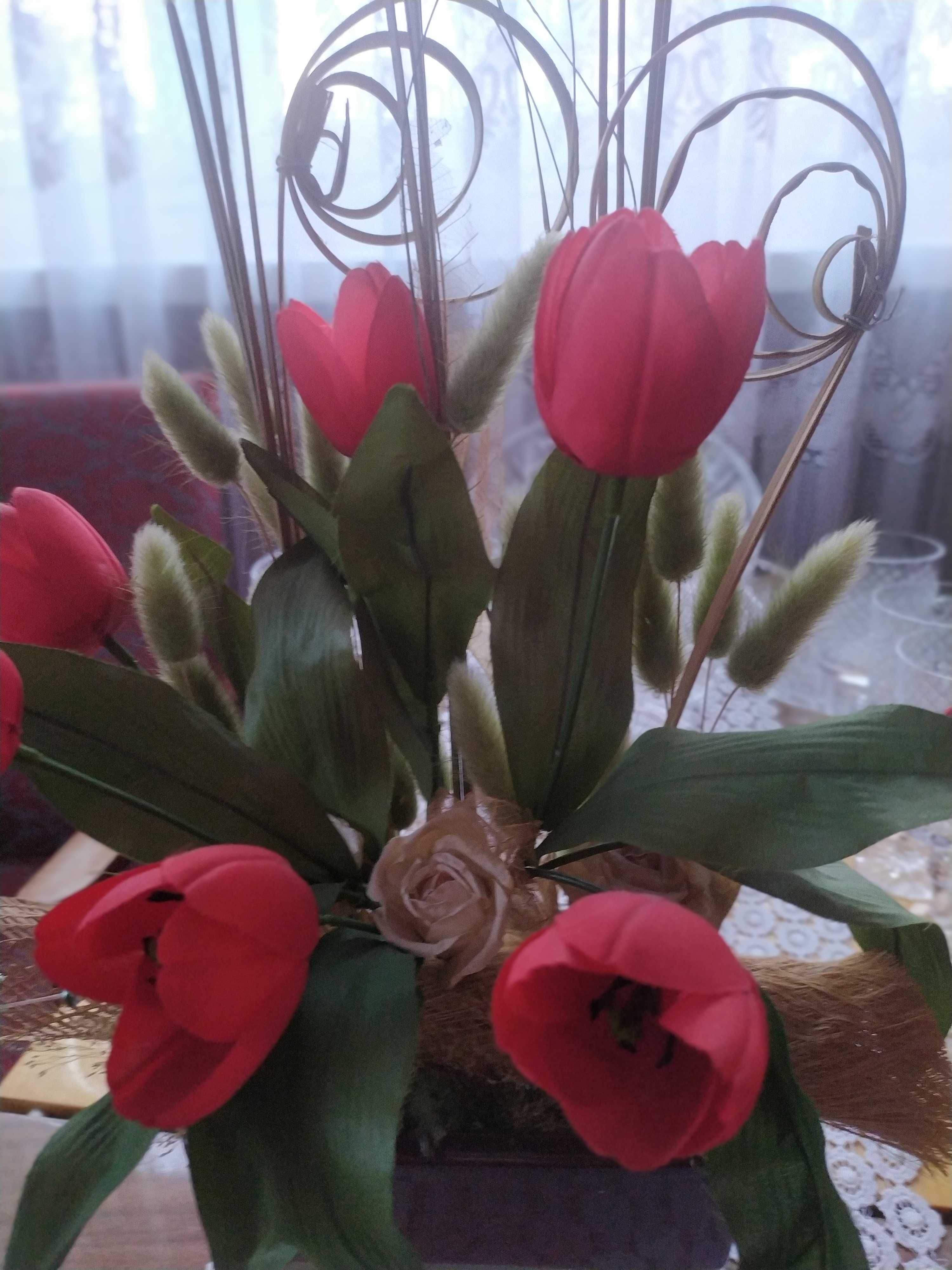 Kompozycja kwiatowa w doniczce ceramicznej z pracowni florystycznej
