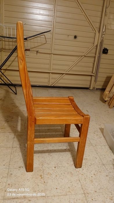 Vendo cadeira em madeira de Pinho