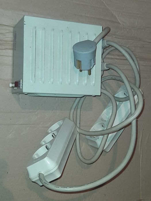 Стабилизатор/кондиционер электропитания Tripp Lite.