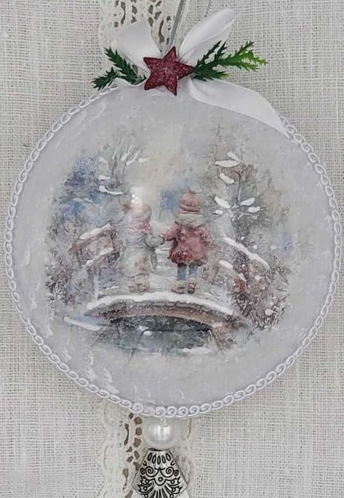 Bombka medalion akrylowy 11 cm z chwostem i perłą.