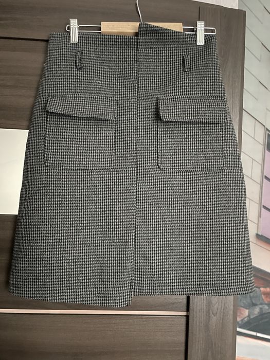 Тепла спідниця сірого кольору з підкладкою шортами