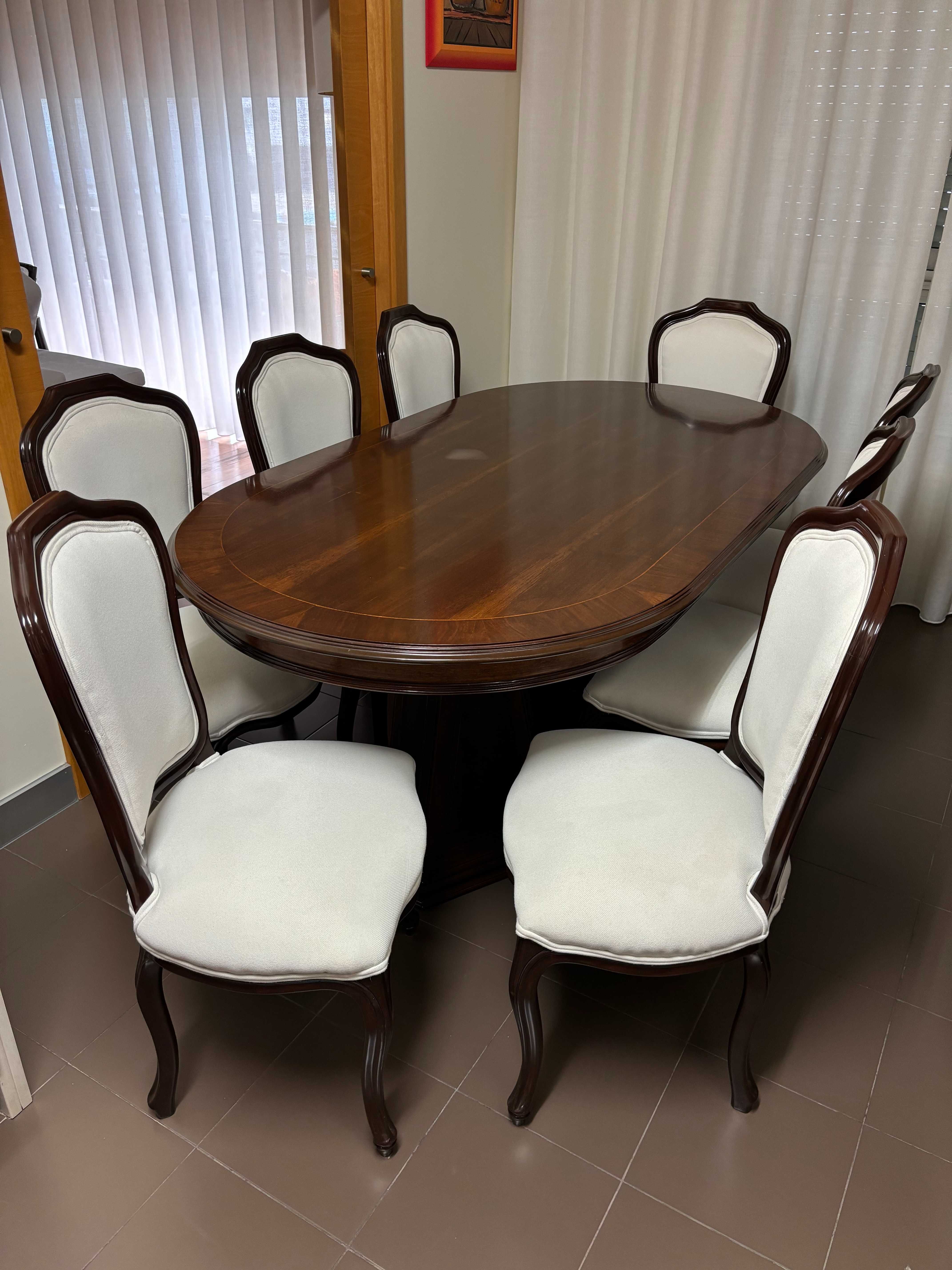 Mesa de jantar em madeira maciça