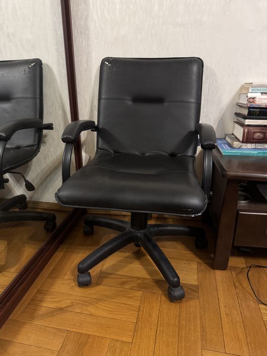 офисное кресло черное с подлокотниками лифтом