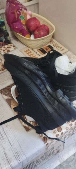 Продам женские кроссовки