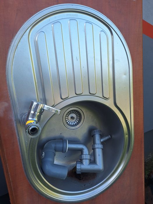 Zlew ze stali nierdzewnej z baterią.