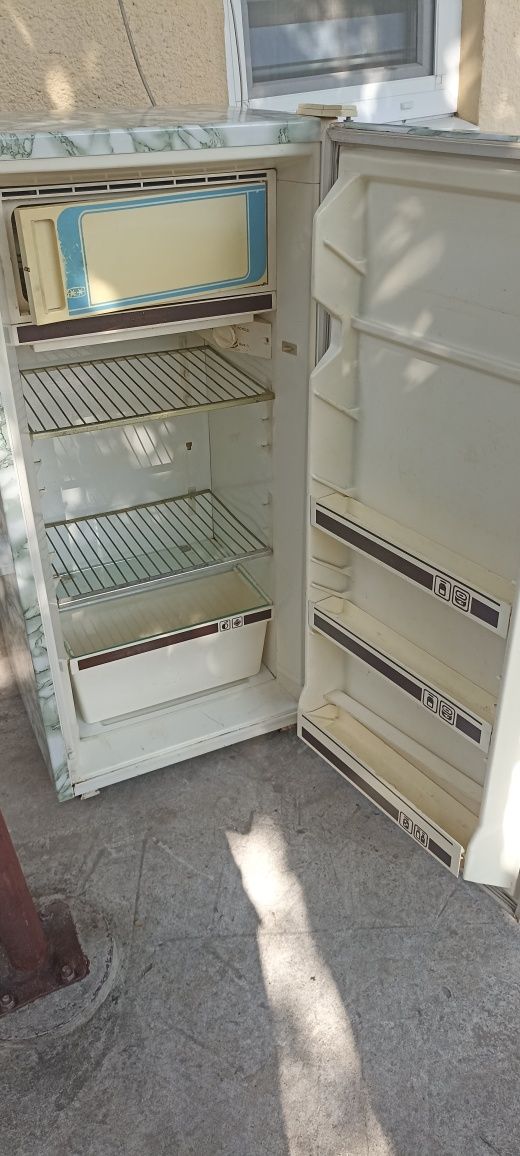 Продам холодильник Днепр 2м
