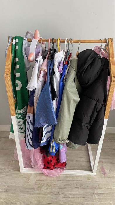 Suporte cabide cabideiro para fantasia roupa criança