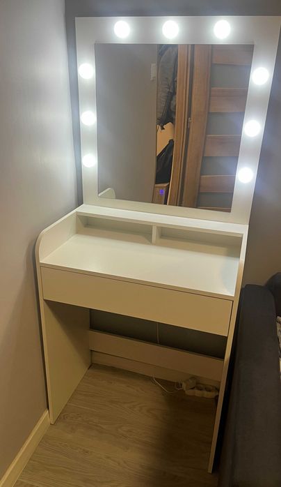 Toaletka z lustrem i podświetleniem LED