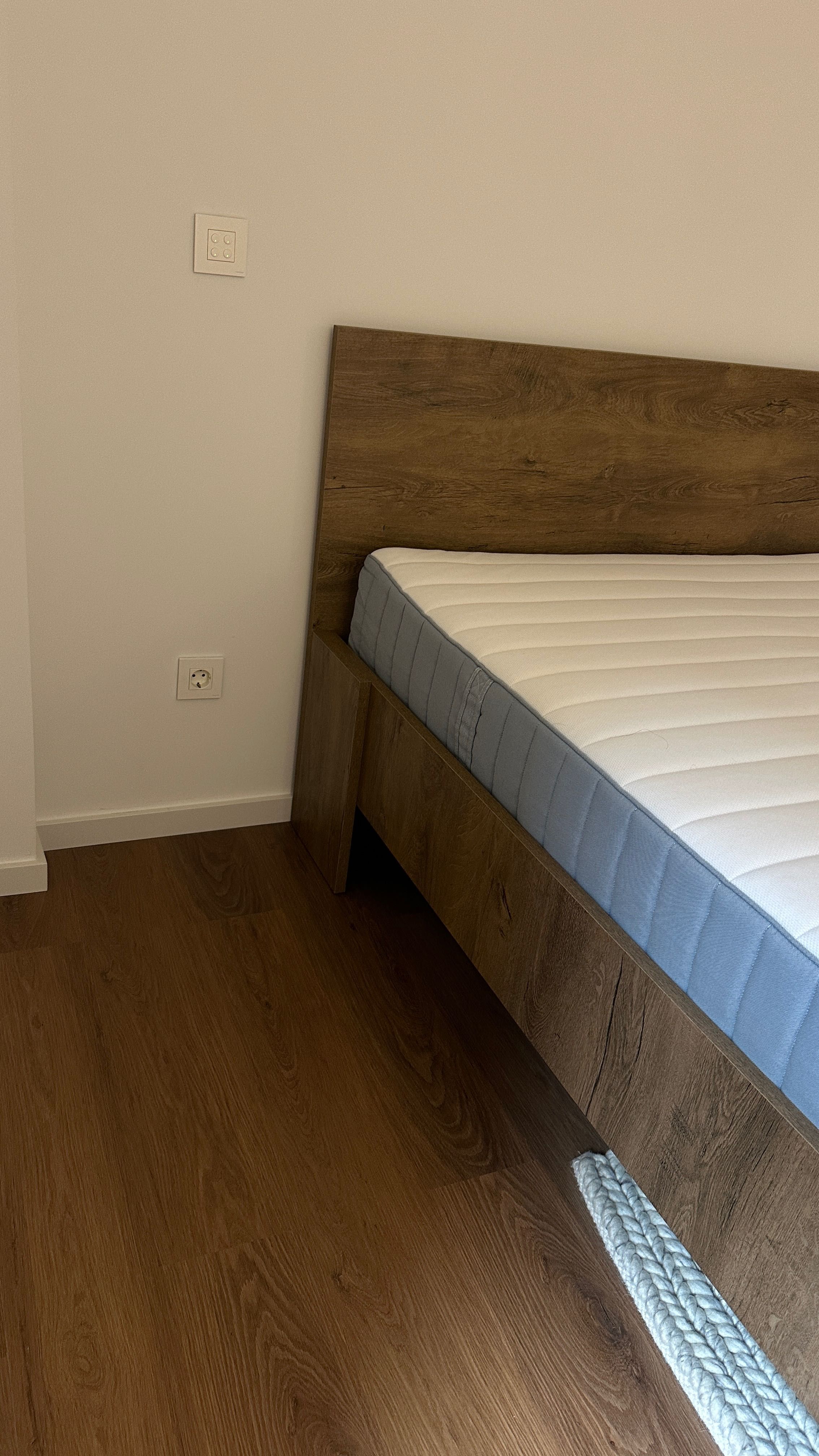 Cama de Casal em Madeira Maciça + Colchão – Sofisticação e Conforto