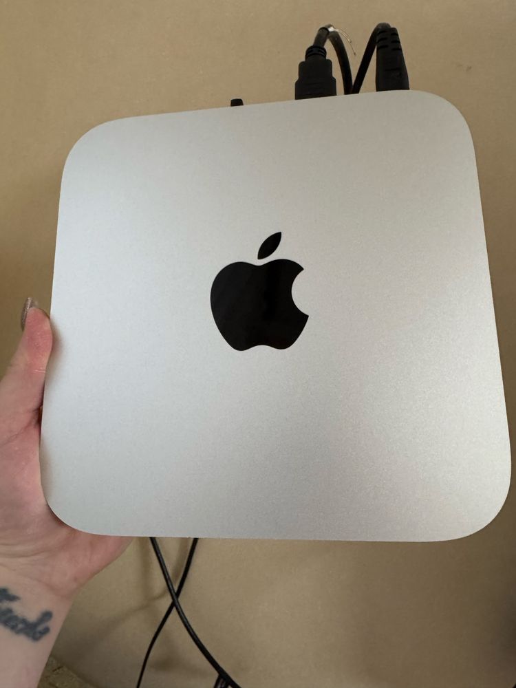 Mac mini (late 2014) i5 , 4gb , ssd 128