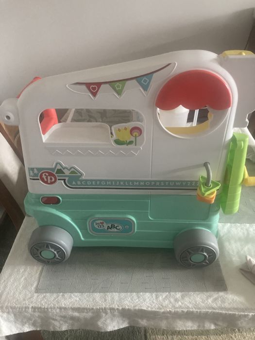 Fisher-Price „Ucz się i śmiej!” Wesoły Kamper Malucha HCK55