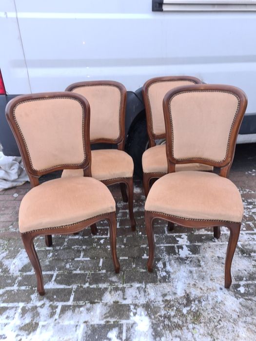 Krzesła w stylu Ludwika.