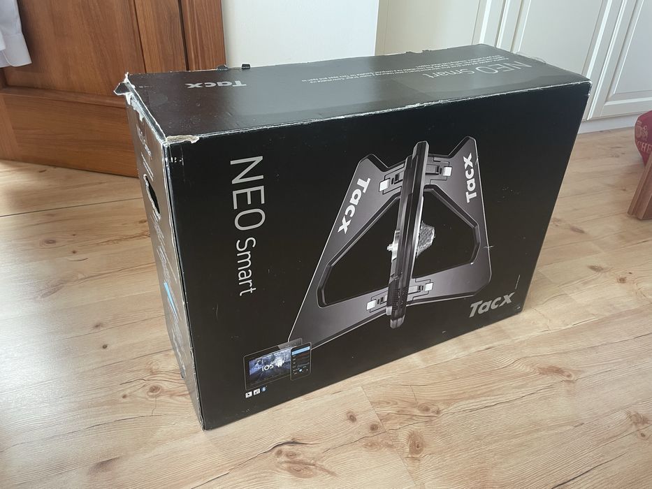Trenażer Tacx NEO Smart z dodatkami do ZWIFT
