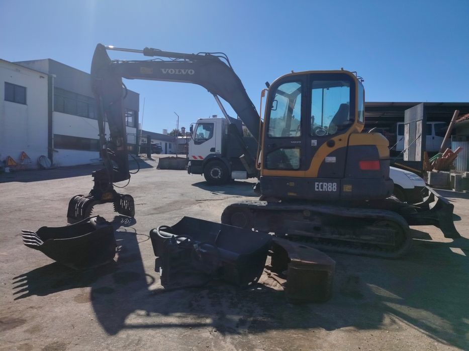 Volvo ECR 88 + pinça hidráulica