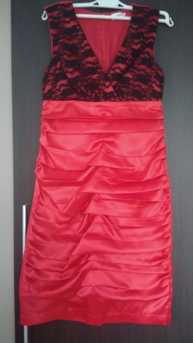 Sukienka czerwona z koronką