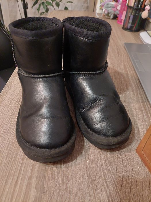 Уги для дівчинки