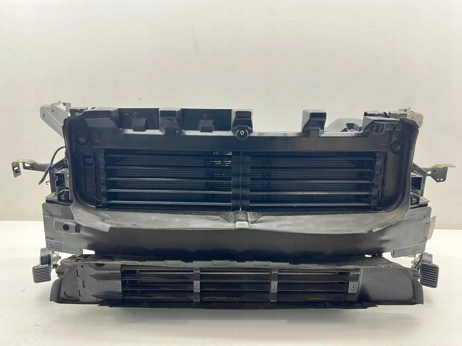 VOLVO XC40 Телевізор Передня панель