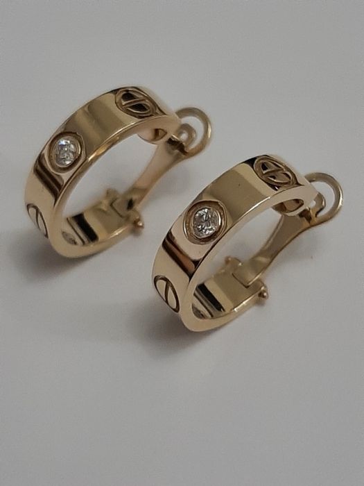 Золотые серьги с бриллиантами Cartier.