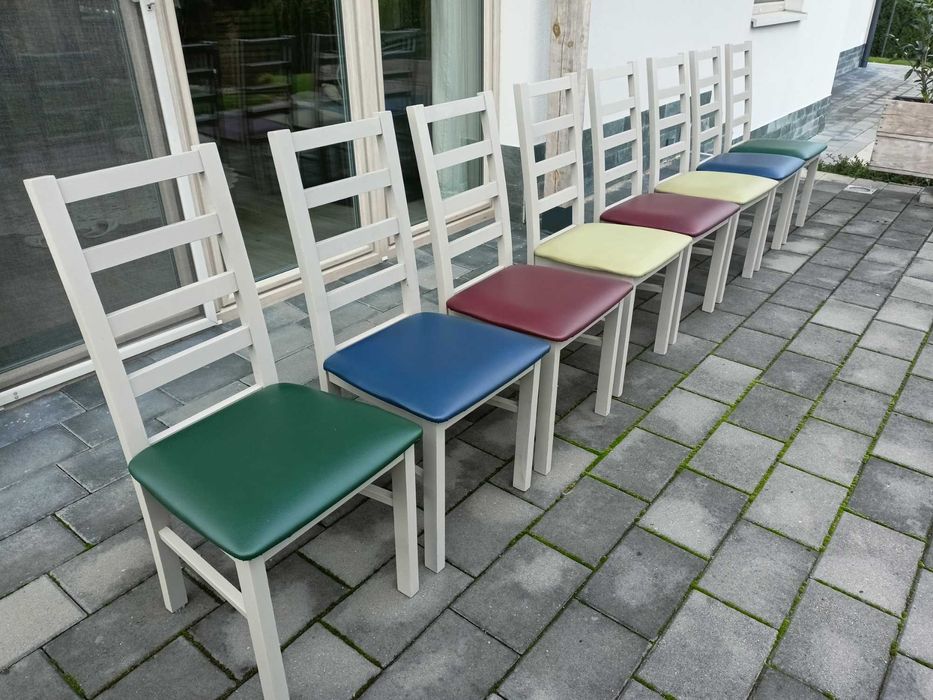 Stół drewniany, rozkładany z 8 krzesłami