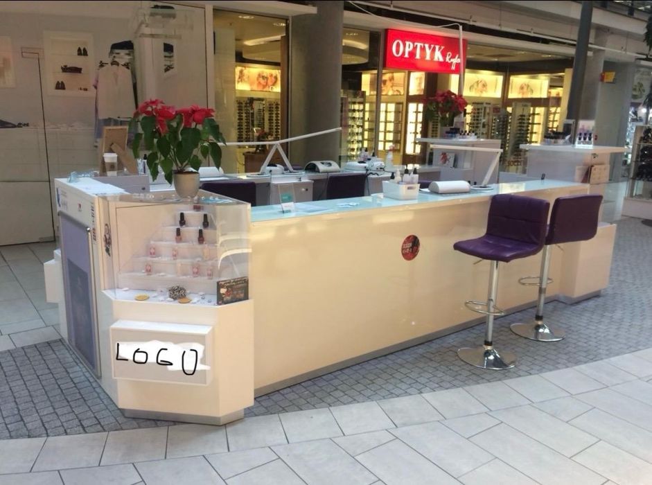 Wyspa handlowa/ stoisko usługowe z 6 hokerami.