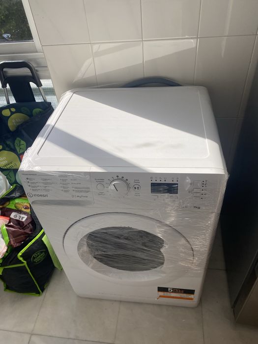 Máquina de lavar roupa INDESIT