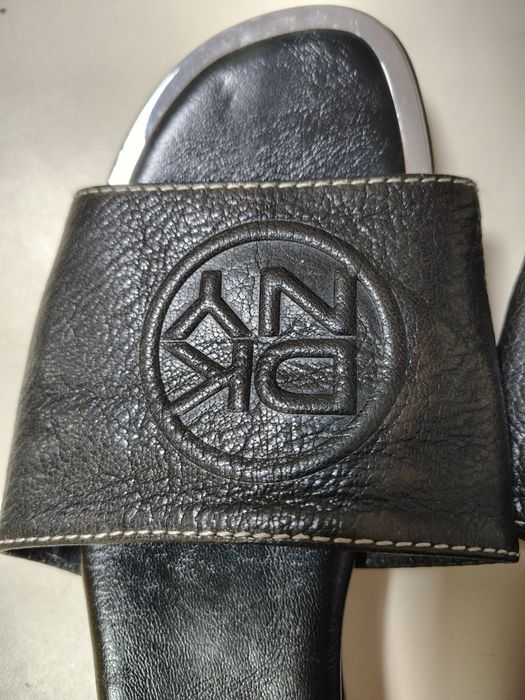 Шльопанці шкіряні DKNY