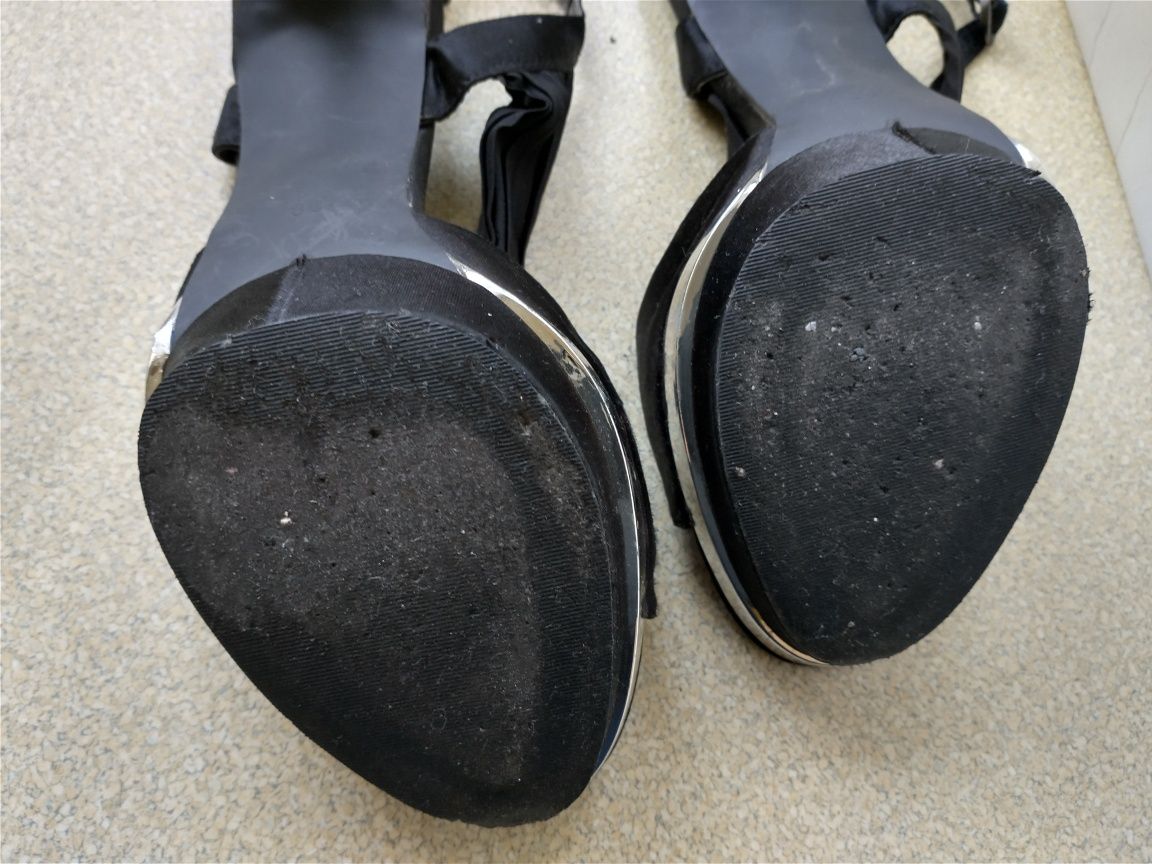 Szpilki, sandały na koturnie czarne Centro rozmiar 37