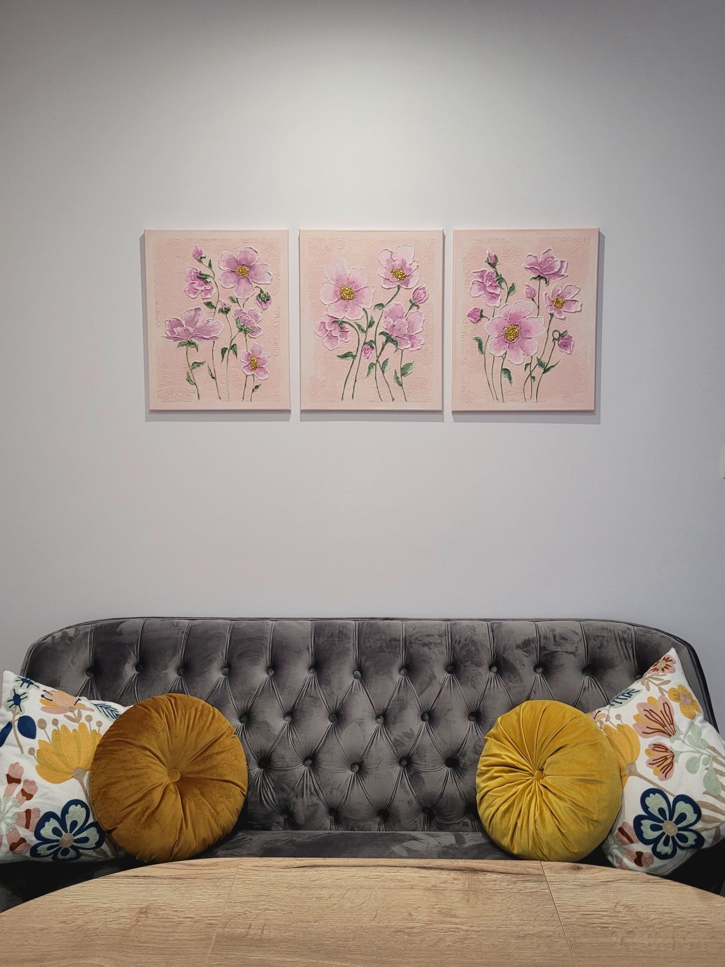 Trzy ręcznie malowane obrazy z motywem kwiatów