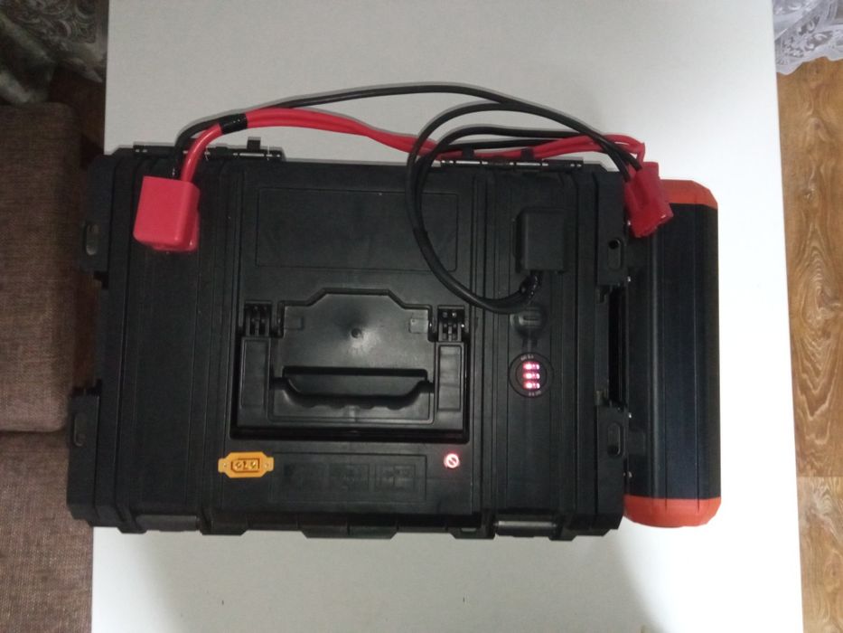 Зарядна станція на 1.8 Kв/год з потужністю 1500Wat