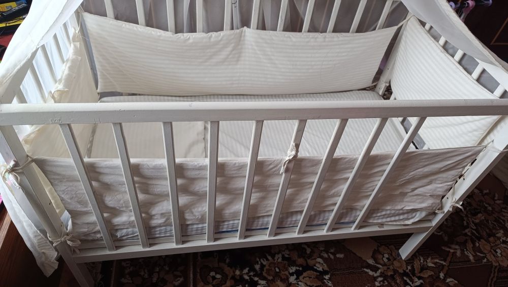 Дитяче дерев'яне ліжечко