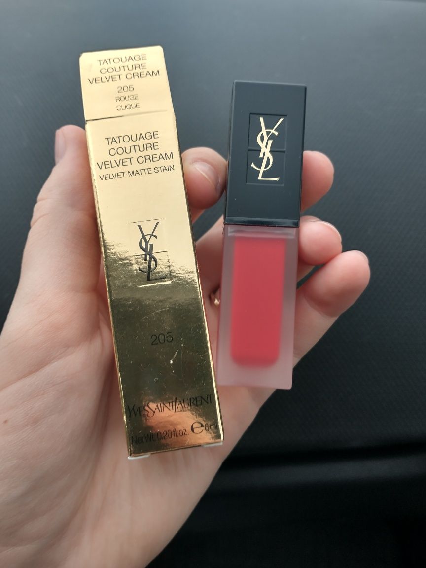 Pomadka vyes Saint Laurent 205 rouge clique