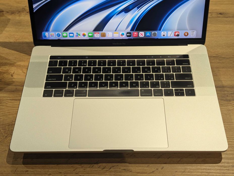 Macbook pro 15 2017 i7 2.8ghz 16/256gb pro 555 2gb