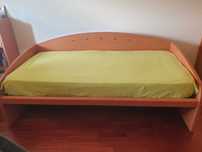 Cama tipo estúdio com estrado e colchão e secretária.