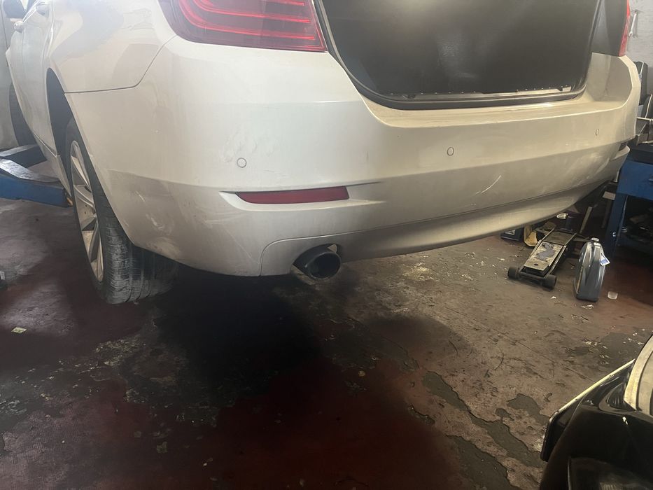 Задній бампер бмв ф10 білий оригінал під невеликий ремонт