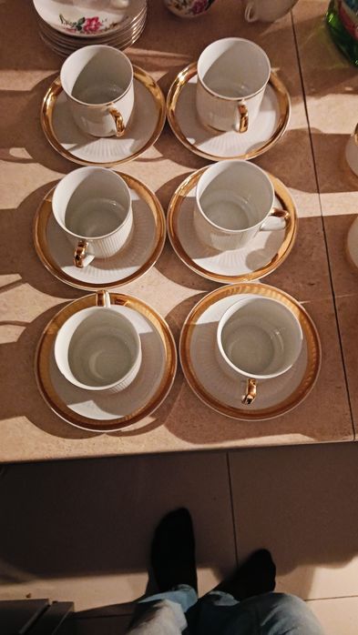 Filiżanki talerzyki dzbanek cykiernicka i dzbanek do mleka Chodzież