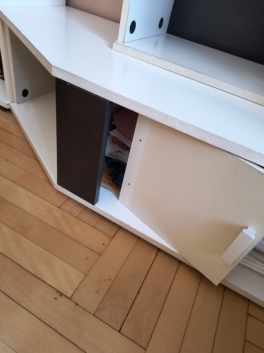 Zestaw białych mebli do salonu