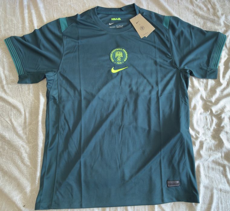 Camisolas de diversos clubes e seleções