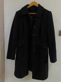 Czarny klasyczny płaszcz zapinany na  guziki
