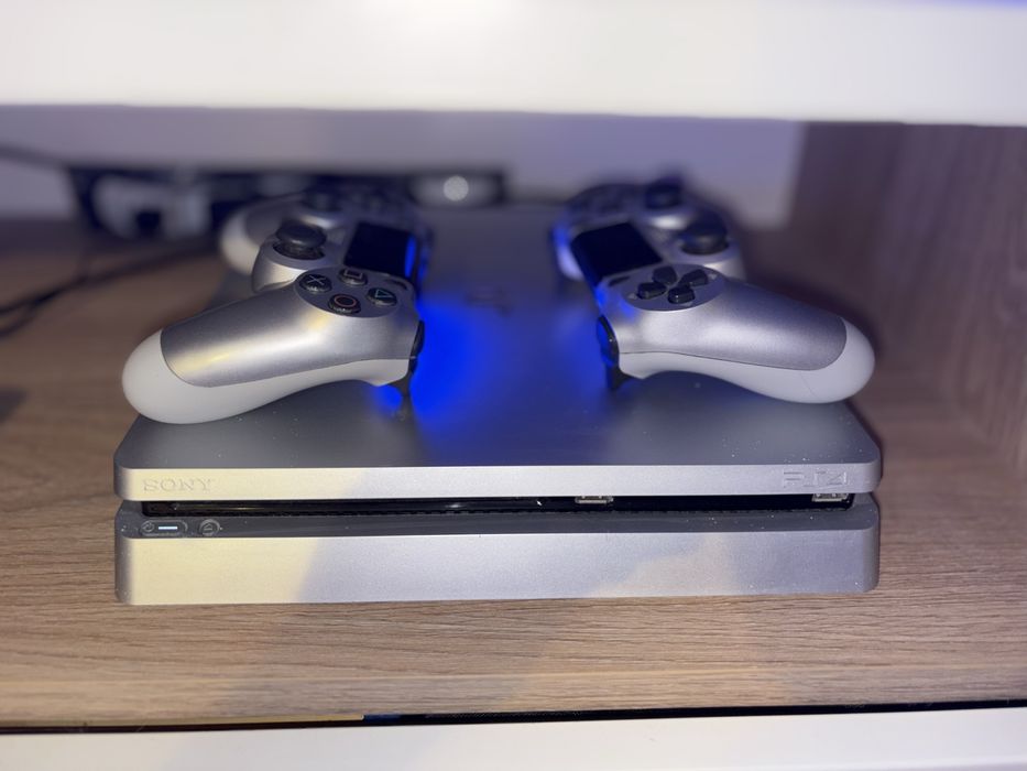 Sprzedam konsole PS4 + 2 pady + 3 gry