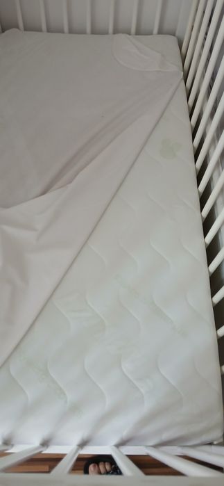 Drewniane łóżeczko z porządnym materacem i ochroniaczami