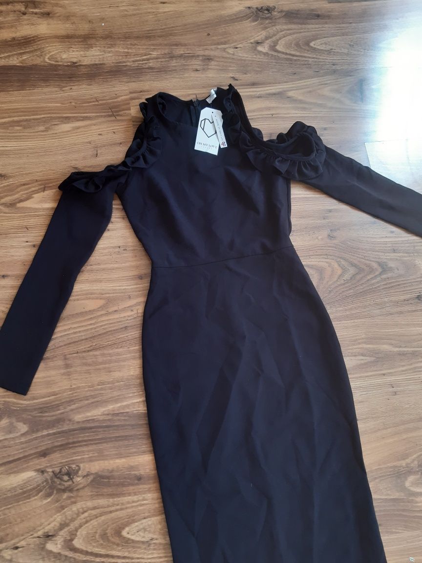 Czarna sukienka z odkrytymi ramionami