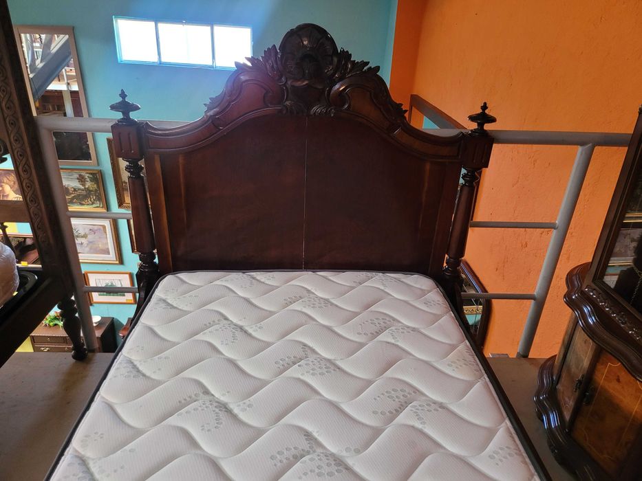 Cama muito antiga com estrado e colchão - Muito bom esta