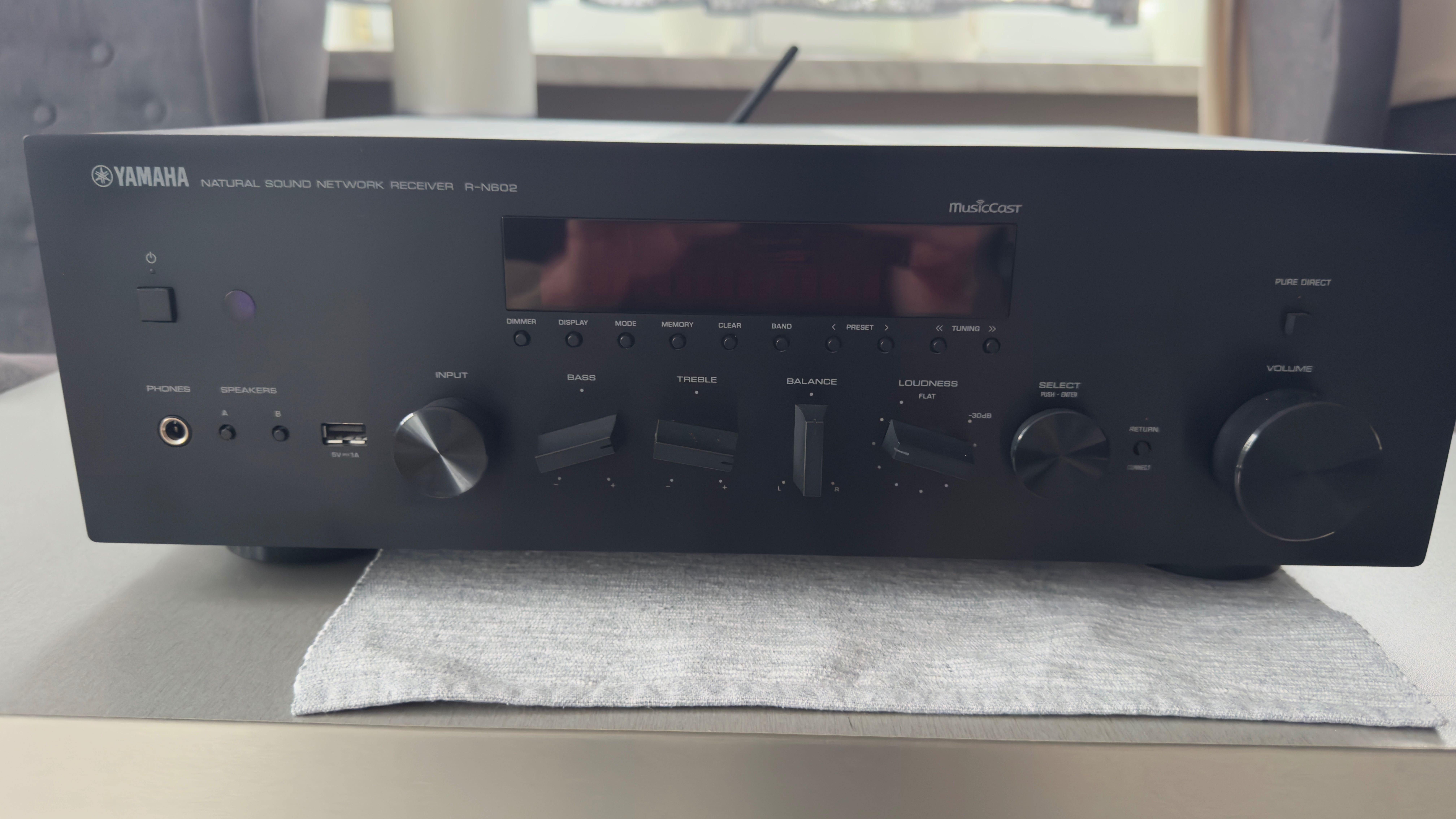 Wzmacniacz Yamaha R-N602 Stereo