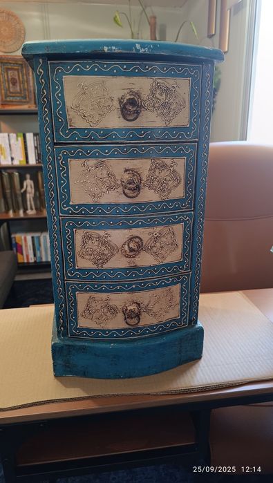 Móvel pequeno com Gavetas Gato Preto