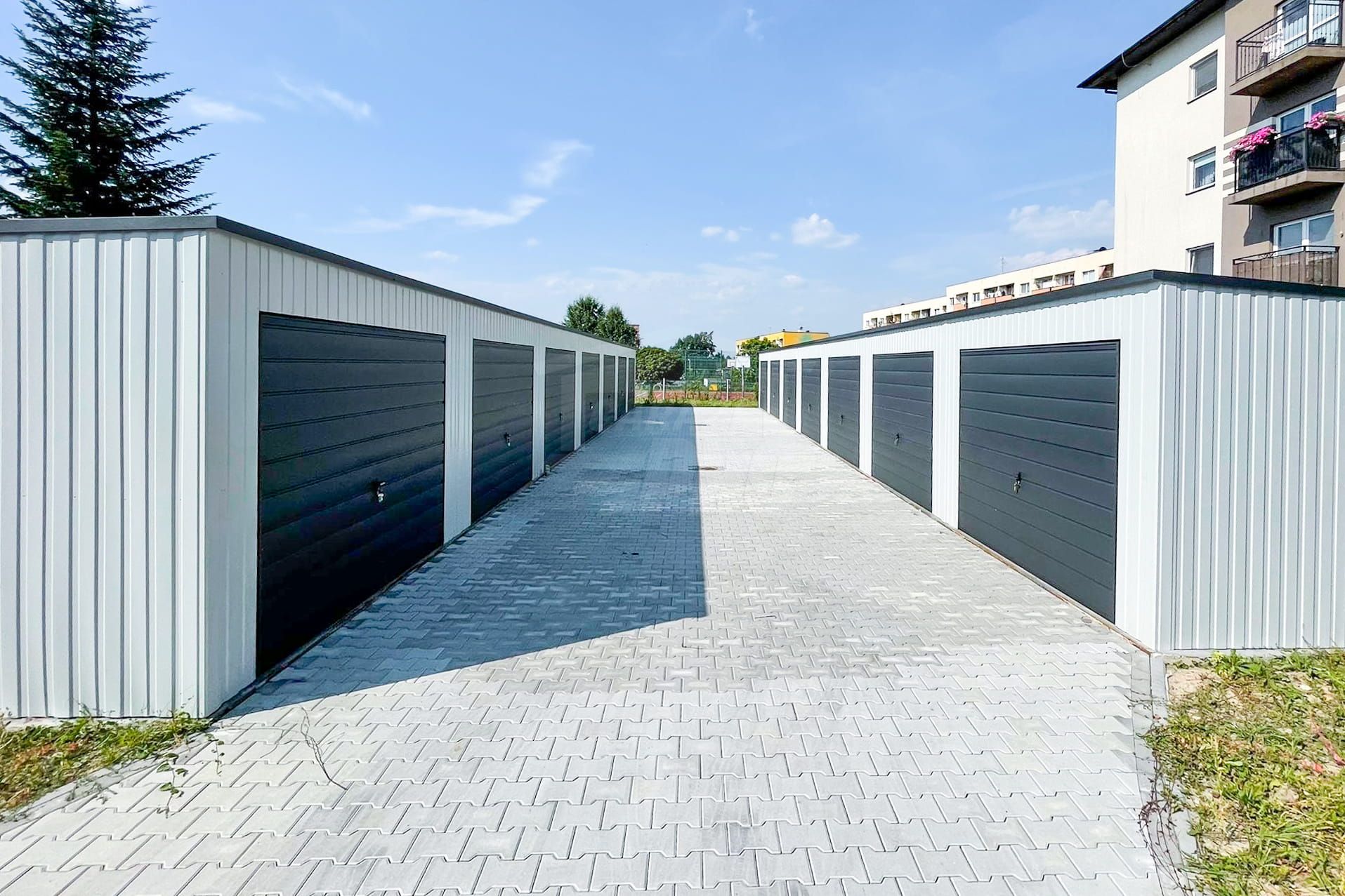 Rząd garaży 28x5,5m - 7x bramy uchylne dach spad w tył  GP489