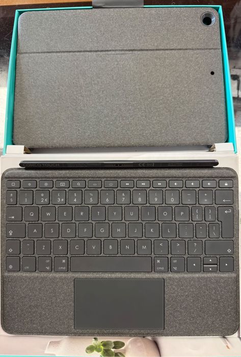 Etui z klawiaturą Logitech Combo Touch iPad 7 gen 10,2
