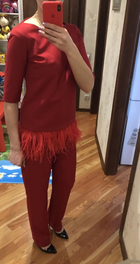Червоний брючний костюм з пірям  с м