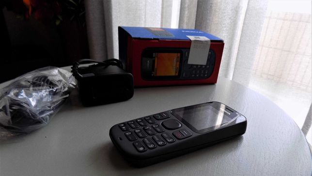 Nokia 100 Telemóvel + Caixa + Carregador + Auscultadores