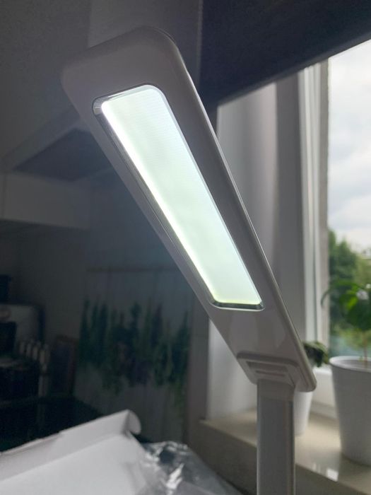 Lampa biurkowa LED z ładowarką bezprzewodową