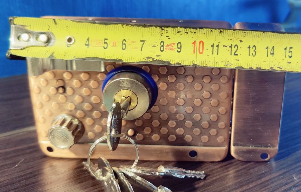 Замок накладний дверний